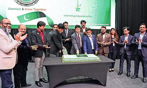 حسين محمد، القنصل العام للقنصلية الباكستانية في دبي؛ وعلي زيب خان، مستشار التجارة والاستثمار في القنصلية الباكستانية في دبي؛ وأعضاء مجلس الأعمال الباكستاني في دبي في حفل تقطيع الكعكة احتفالاً بيوم استقلال باكستان في دبي.