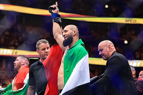 الرئيس التنفيذي لـ UFC دانا وايت يمنح حزام بطولة الوزن المتوسط لحمزة شيماييف من الإمارات العربية المتحدة بعد فوز شيماييف بقرار إجماعي على دريكوس دو بليسيس من جنوب أفريقيا، غير المصور، في UFC 319 في مركز يونايتد في 16 أغسطس 2025 في شيكاغو، إلينوي.