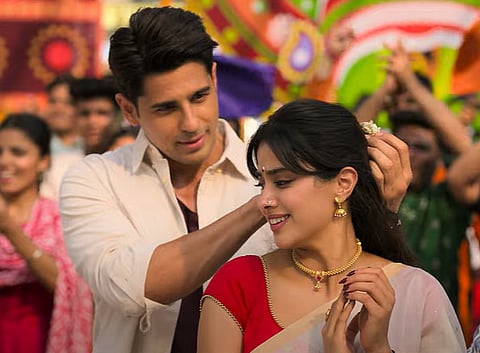 الصورة: لقطة شاشة من إعلان فيلم Param Sundari