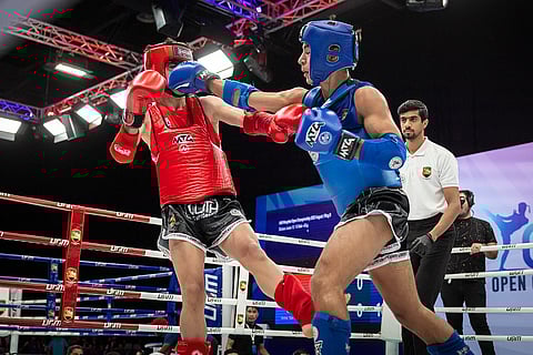 يوجه أحد المنافسين لكمة إلى خصمه.