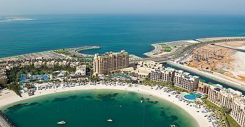 وفي طليعة التحول الذي تشهده إمارة رأس الخيمة، تقع جزيرة المرجان، وهي وجهة بحرية رائدة.