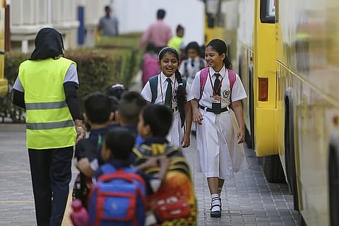 بين البساطة والتكنولوجيا: تباين التجربة في مدارس الإمارات على مدى عقدين