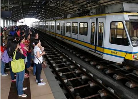 ركاب ينتظرون قطارًا في إحدى محطات شبكة النقل الخفيف (LRT) الأولى في جنوب شرق آسيا في مانيلا. الصورة: رويترز