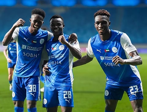 لاعبو النصر يحتفلون بالفوز.