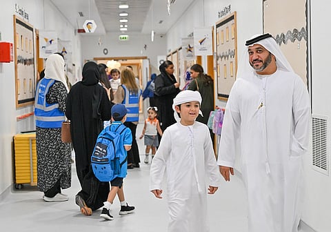 طلاب مع أولياء أمورهم في مدرسة دبي بالبرشاء. تصوير: محمد سجاد