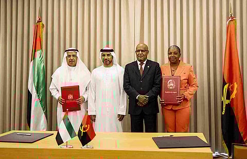 المسؤولون خلال حفل التوقيع.