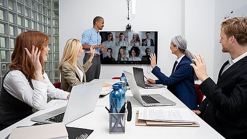 بين المكتب والمنزل: العمل الهجين كخيار للمستقبل