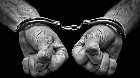 الإمارات تسلم مطلوباً دولياً بتهم الاتجار بالمخدرات وغسيل الأموال إلى هولندا