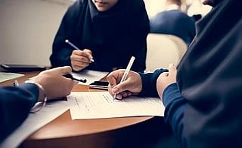 جمال طبيعي وثقة: الإمارات تحظر المكياج في المدارس للحفاظ على صحة الطالبات