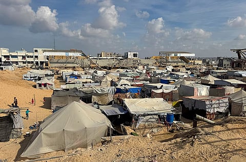 نازحون فلسطينيون يحتمون في مخيم خيام وسط الصراع الدائر مع إسرائيل. صورة: رويترز