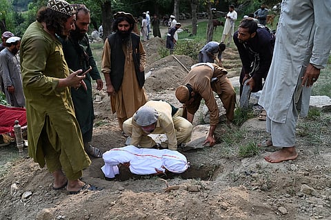 رجال أفغان يضعون جثة في كفن في قبر بعد الزلازل في قرية مزار دارا في نورجال، وهي منطقة في ولاية كونار، في شرق أفغانستان، في الأول من سبتمبر/أيلول 2025. الصورة: وكالة فرانس برس