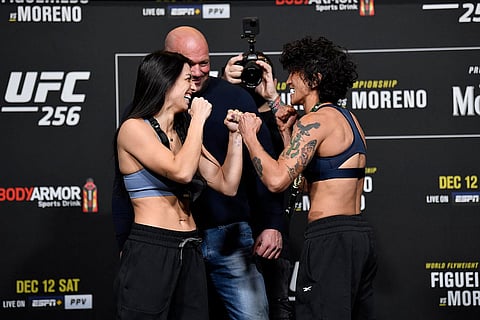 تتواجه ماكنزي ديرن وفيرنا جانديروبا من البرازيل خلال وزن UFC 256 في UFC APEX في 11 ديسمبر 2020 في لاس فيجاس، نيفادا.