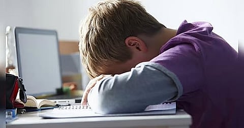 العبء المدرسي يُجهد أطفال الإمارات: الأطباء يحذرون من الإرهاق المبكر