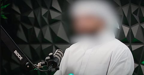 يتحدث عبدالله عن معاناته مع الإدمان خلال بودكاست "متعافي". الصورة: شرطة دبي