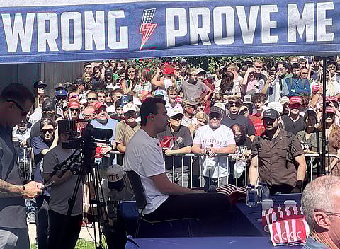 تشارلي كيرك، الناشط الشبابي اليميني والمؤثر، يلقي كلمة خلال فعالية عامة في جامعة وادي يوتا قبل دقائق من إطلاق النار عليه. الصورة: وكالة فرانس برس.