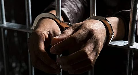 الإمارات تسلم رجلين مطلوبين في قضية تهريب أسلحة إلى السويد