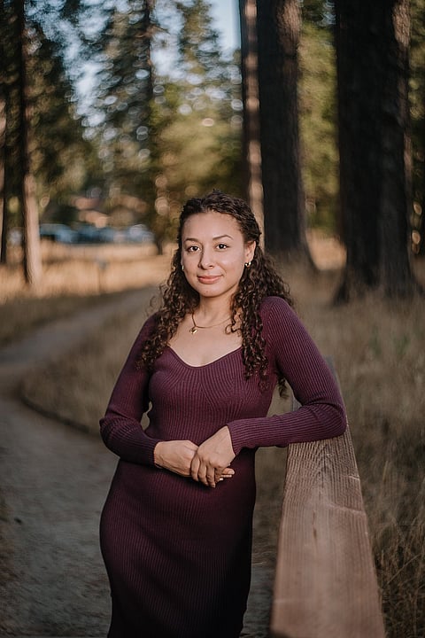 ميرا رومان في كوندون بارك في جراس فالي، كاليفورنيا، في 4 سبتمبر 2025. تستخدم ميرا تطبيق ChatGPT لإدارة دخلها وديونها وتوفير المال. — أندري تامبونان/نيويورك تايمز