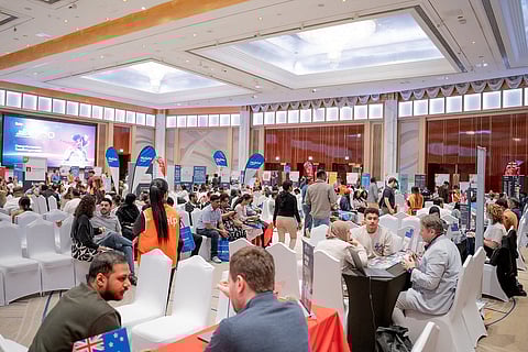 الطلاب في معرض IDP السابق