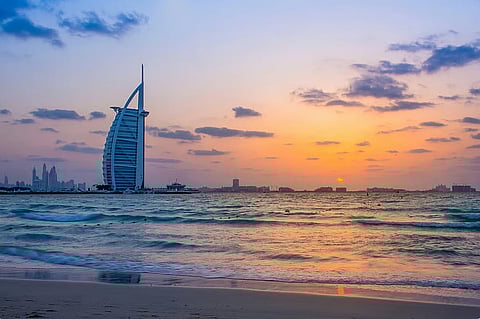 انخفاض في درجات الحرارة وطقس صحو وغائم جزئياً في الإمارات