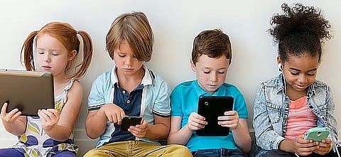 عين على الشاشة.. وأخرى على الطبيب: زيادة صادمة في حالات قصر النظر بين طلاب الإمارات