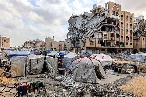 خيامٌ تُؤوي فلسطينيين نازحين بسبب النزاع، مُقامةٌ على مبانٍ مُتضررة. صورة: وكالة فرانس برس