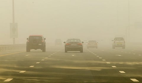 الإمارات: تحذيرات من الغبار وانخفاض الرؤية