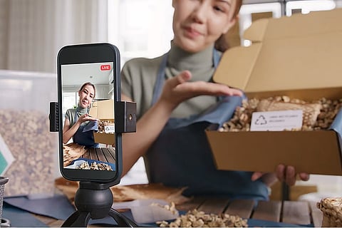 مؤثرون في الإمارات: نحن مبدعون لا تجار سلع ..والثقة تعود بالشفافية