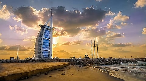 الإمارات: سماء غائمة جزئيًا، ودرجة الحرارة تصل إلى 41 درجة مئوية في أبوظبي