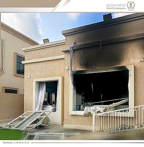 حريق فيلا بخورفكان بسبب تسرب غاز يصيب مواطناً بحروق