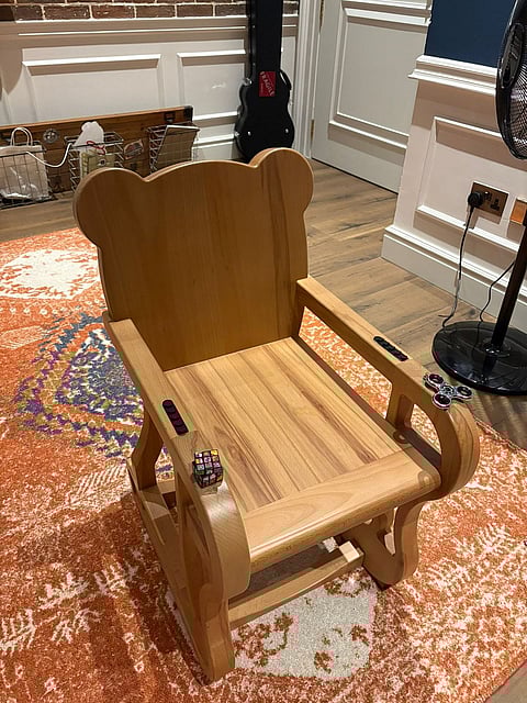 كرسي العناية مع ميزات التململ