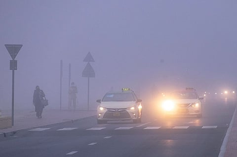 الناس يتنقلون وسط ضباب كثيف في صباح بارد. صورة من KT: شهاب