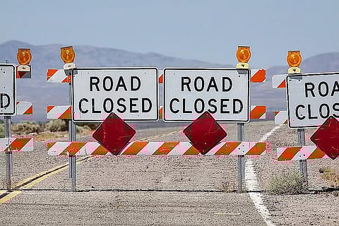 إغلاق طريق على شارع جبل حفيت في العين