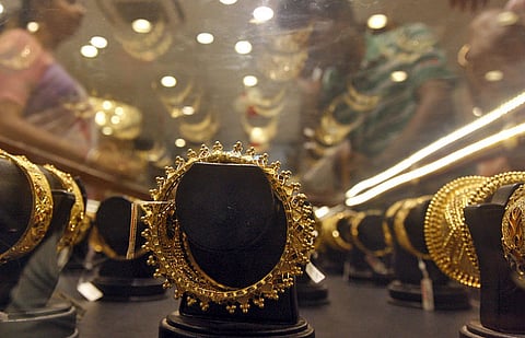 أبوظبي: إلزام محتال "إنستغرام الذهبي" برد 11 ألف درهم للضحية