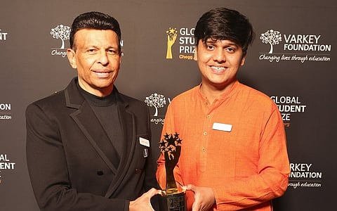 أدارش يتسلم الكأس من ساني فاركي في لندن.