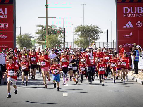 دبي تحوّل الماراثون إلى رحلة إنسانية ملهمة للعدائين الإماراتيين والمقيمين