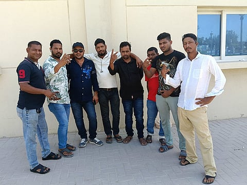 المجموعة الفائزة، مع هارون في الوسط، يرتدي قميص بولو أبيض تصوير: هارون ساردر نور نوبي ساردر