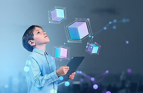 سيتعلم الطلاب والموظفون كيفية استخدام الذكاء الاصطناعي كأداة لتعزيز التعلم واتخاذ القرار بدلاً من كونه قيدًا