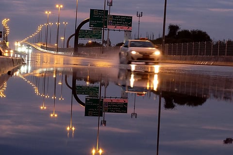 انعكاس أضواء الشوارع على البرك المائية التي تكوّنت بعد هطول الأمطار في منطقة القوز، دبي. صورة: أرشيف "خليج تايمز"