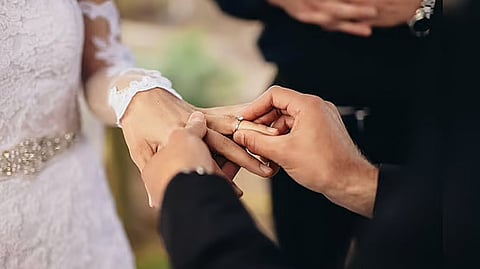 دعوة لحماية الأسرة الإماراتية: الزواج مسؤولية وطنية لا يجب التهرب منها بعد الـ 30