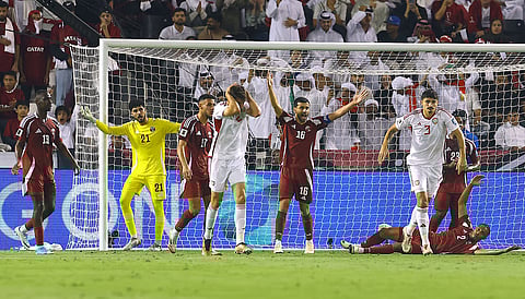رد فعل لاعبي قطر خلال المباراة ضد الإمارات. صورة: رويترز