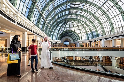 متسوقون في مول الإمارات بدبي. في عام 2025، ستشكل المتاجر الفعلية 81% من مبيعات السلع الفاخرة الشخصية العالمية، مما يؤكد متانة تجارة التجزئة المباشرة في عصر رقمي متزايد.