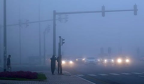 ضباب كثيف وانخفاض الحرارة إلى 18 مئوية في مناطق بالإمارات