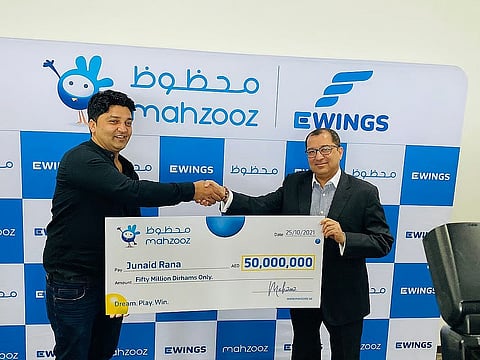 جنيد (يسار) مع فريد سامجي، الرئيس التنفيذي لشركة إيوينغز، المشغلة لشركة مَحْزُوز. صورة من أرشيف KT: شهاب