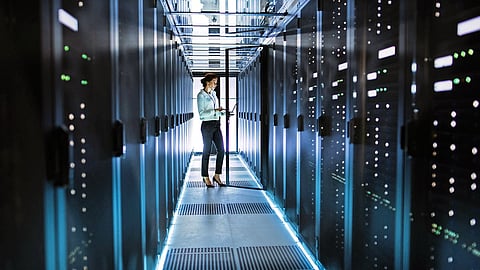 وتظهر بيانات الصناعة أن دولة الإمارات العربية المتحدة تسيطر بالفعل على أكبر حصة من مساحة الأرضيات البيضاء لمراكز البيانات في الشرق الأوسط.