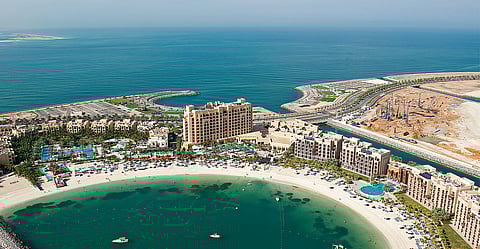 يجذب سوق العقارات في رأس الخيمة اهتمامًا متجددًا حيث أصبحت الحياة على شاطئ البحر واحدة من أكثر العروض المرغوبة في الإمارة