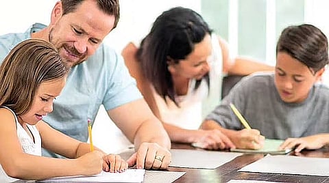 تواصل أولياء الأمور مع المدارس يقلل توتر الامتحانات