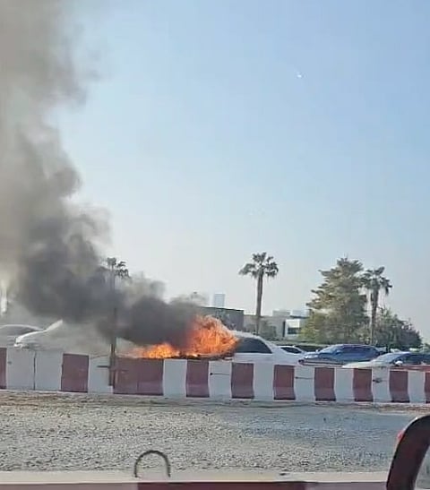 حريق سيارة على شارع عود ميثاء يتسبب في تباطؤ حركة المرور بدبي