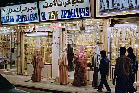 نساء ينظرن إلى متجر ذهب في سوق الذهب بدبي، 4 أكتوبر/تشرين الأول 1987. الصورة: وكالة فرانس برس