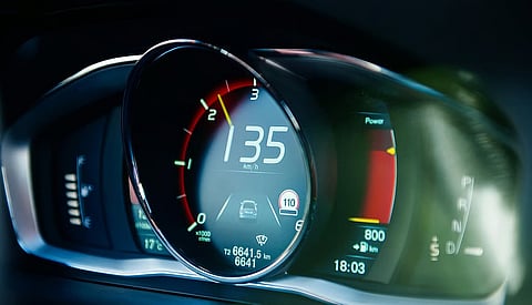 دبي: 5 خطوات ضرورية للنجاة عند تعطل مثبت السرعة