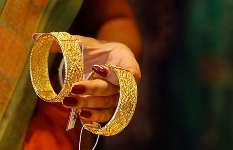 دبي: أسعار الذهب تتراجع 10 دراهم يوم الإثنين